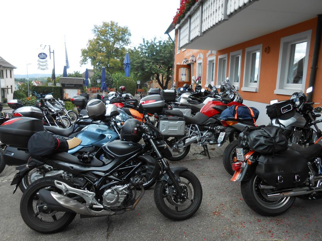 Hôtel Landgasthof Schutzen à Tengen Extérieur photo