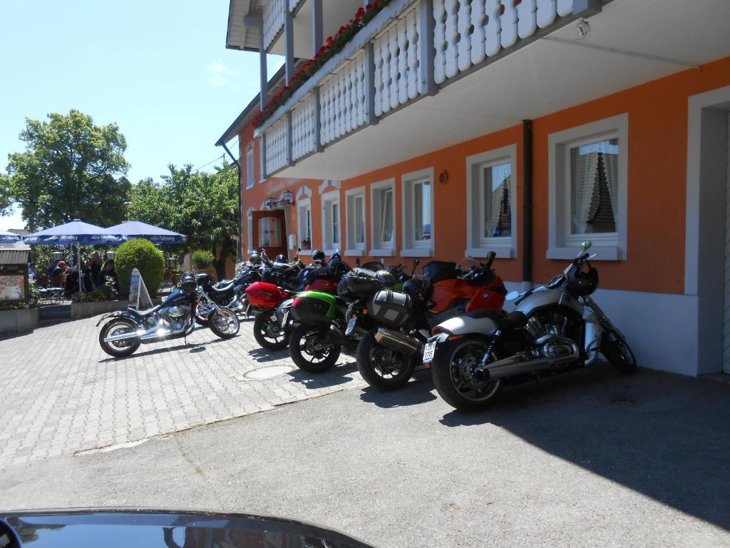 Hôtel Landgasthof Schutzen à Tengen Extérieur photo